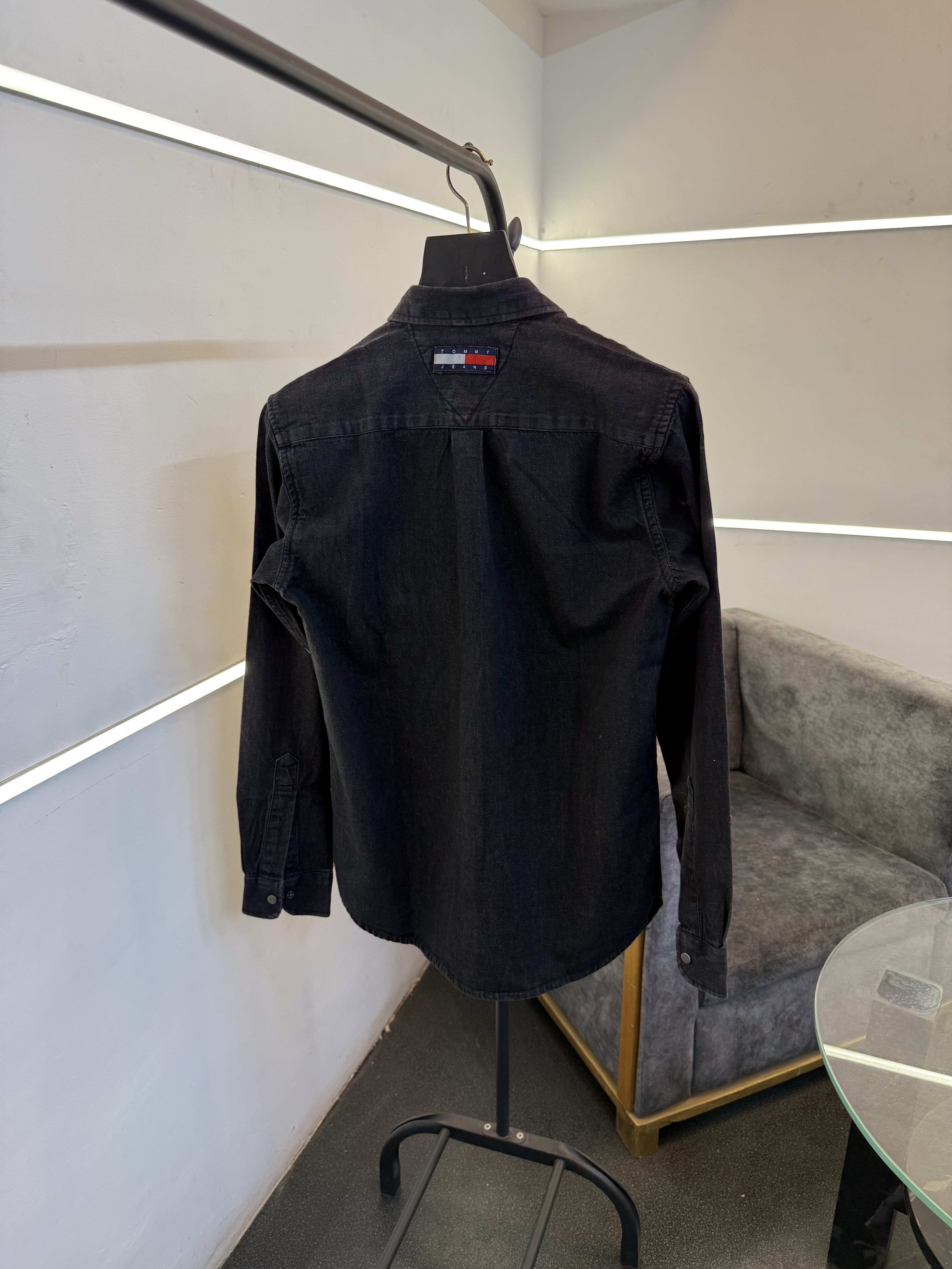 Tommy hilfigar carbon black denim shirt with front pocket and embroidery logo sale