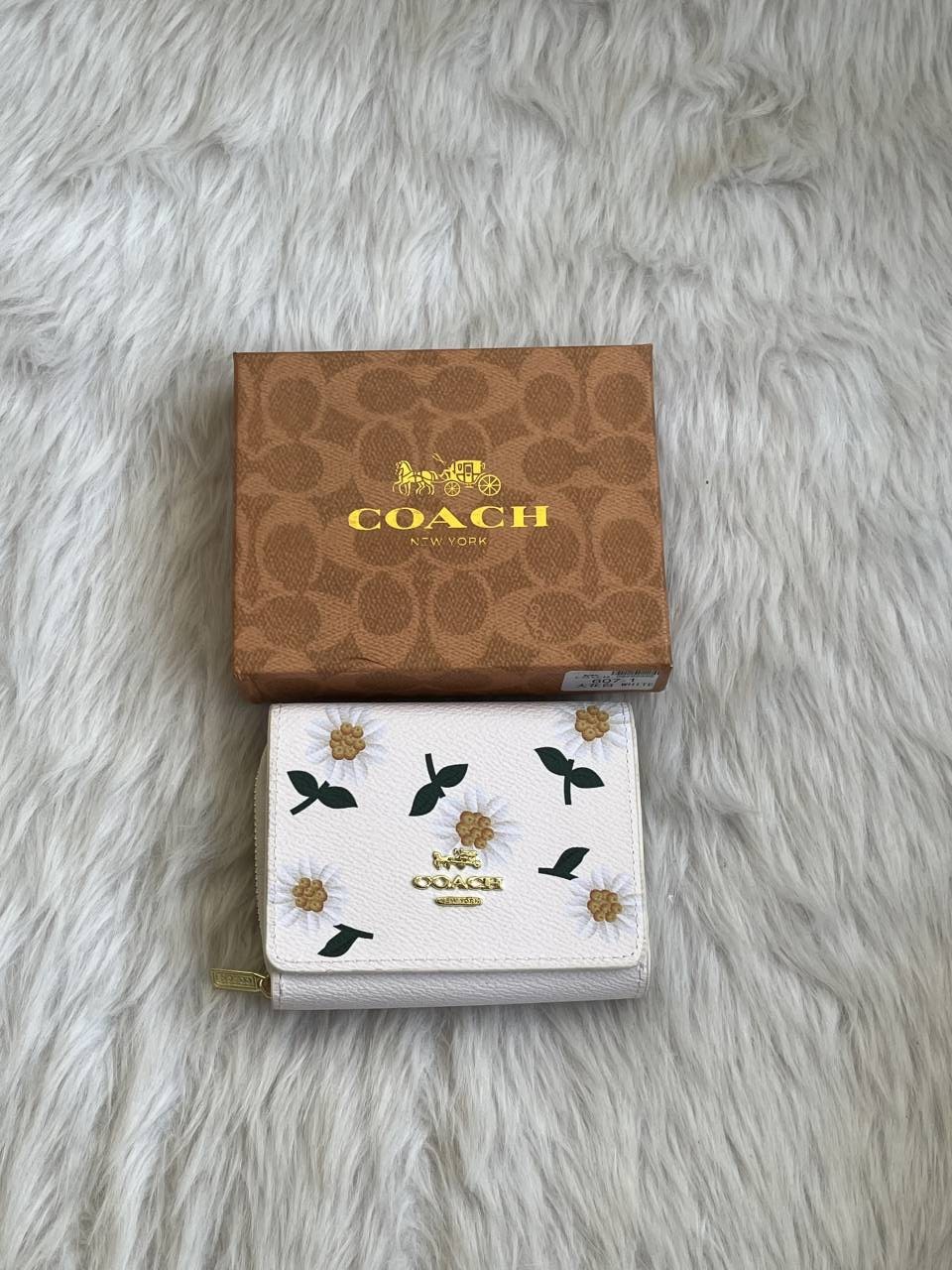 Coach_116_Daisy_Trifold_Wallet_With_OriginalBox_DustCover_Premium