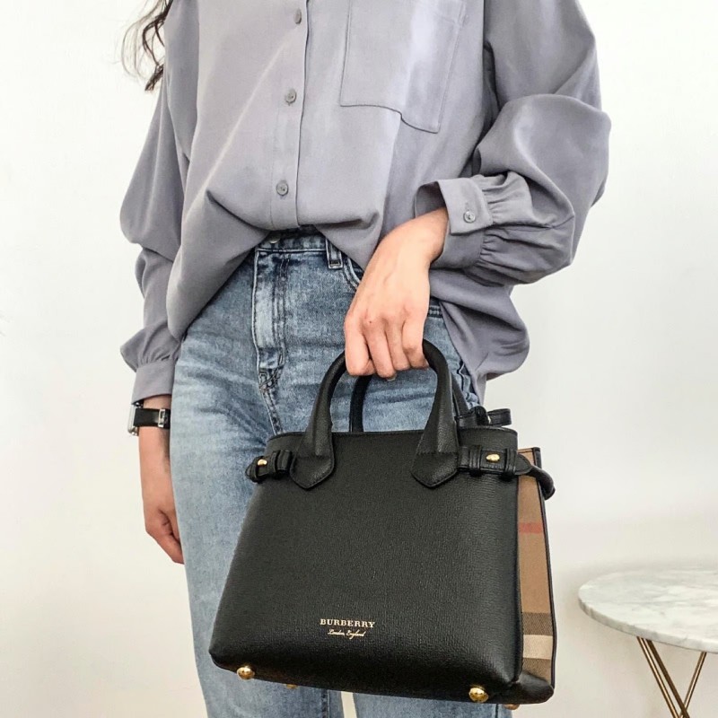 Burbery_Medium_Banner_Handbag_With_Dust_Bag_&_Shoulder_Strap_(Black-548)