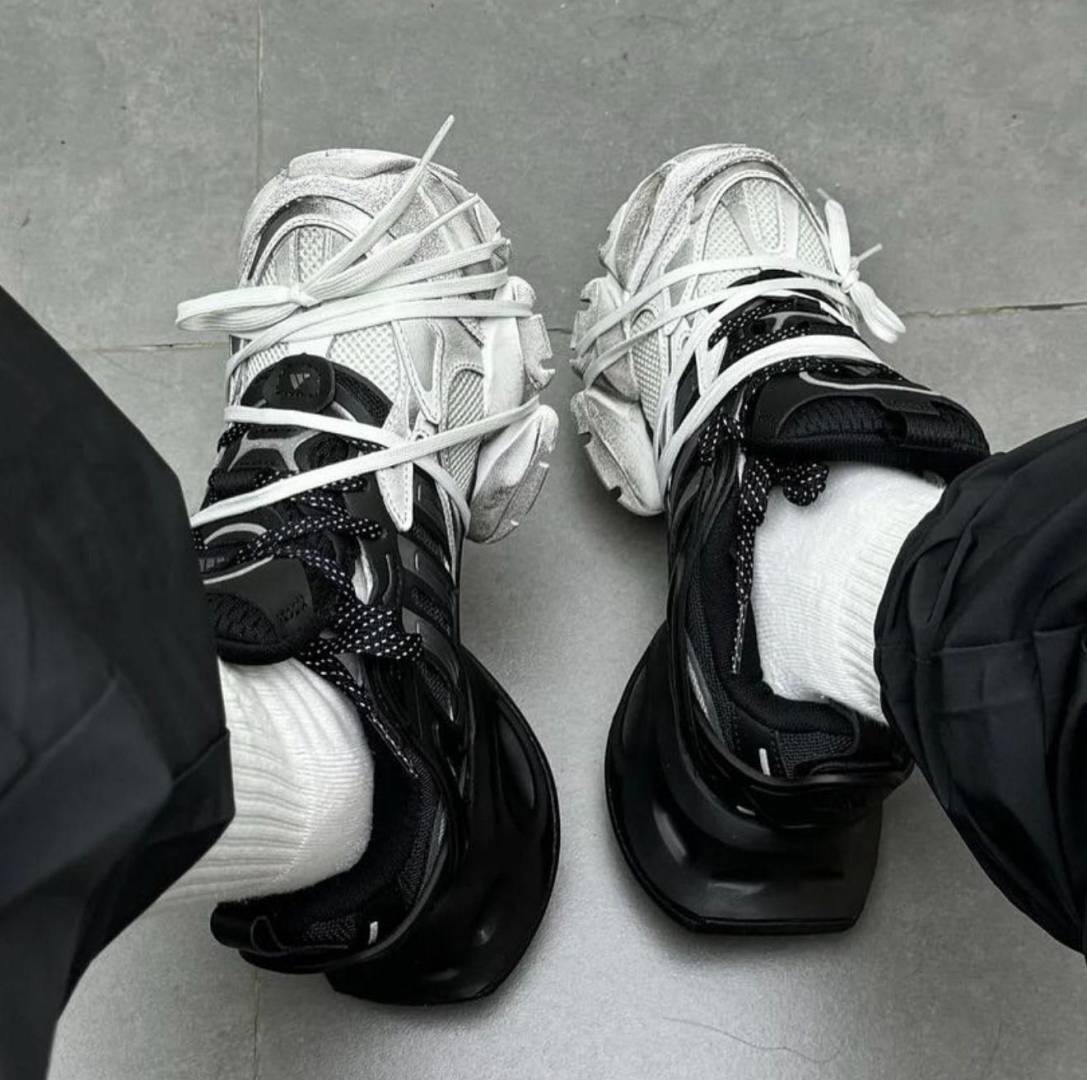 Adiddas XLG Runner Deluxe in White Black