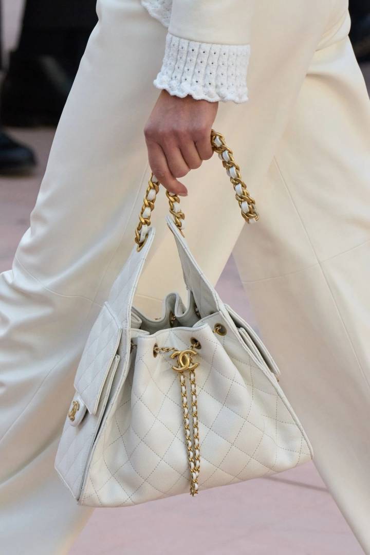 Chennel_25_Medium_White_ShoulderBag_With_OriginalPacking_Highend_NoReturn
