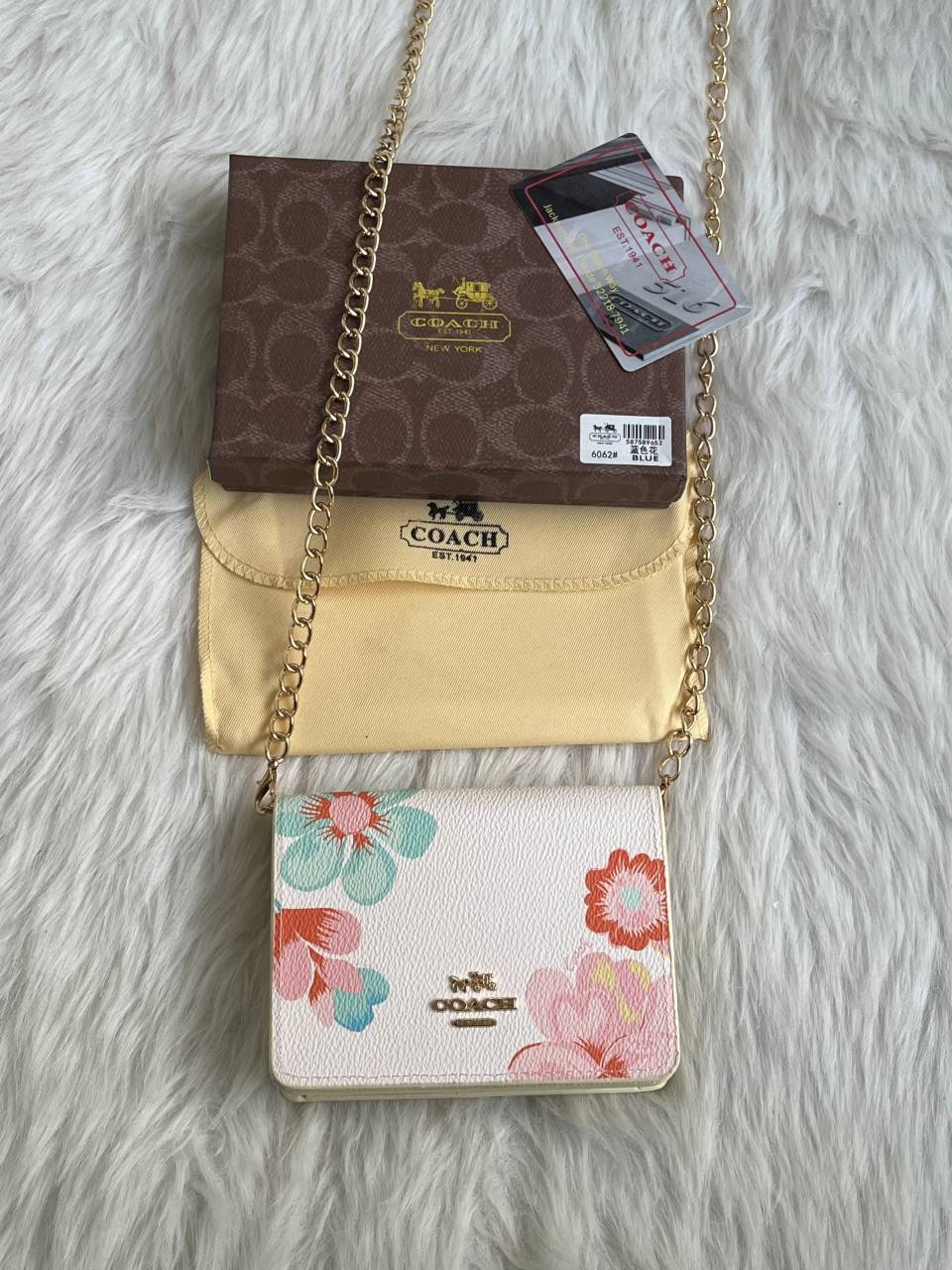 Coach_122_White_ChainOnWallet_With_OriginalBox_DustCover_BrandCard