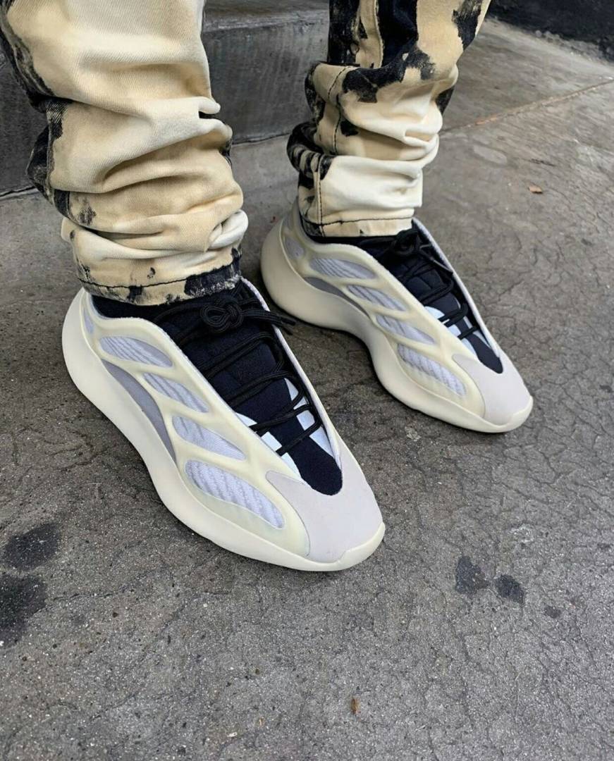 Adiddas Yeezy 700 v3 Azael Glowing Semi UA