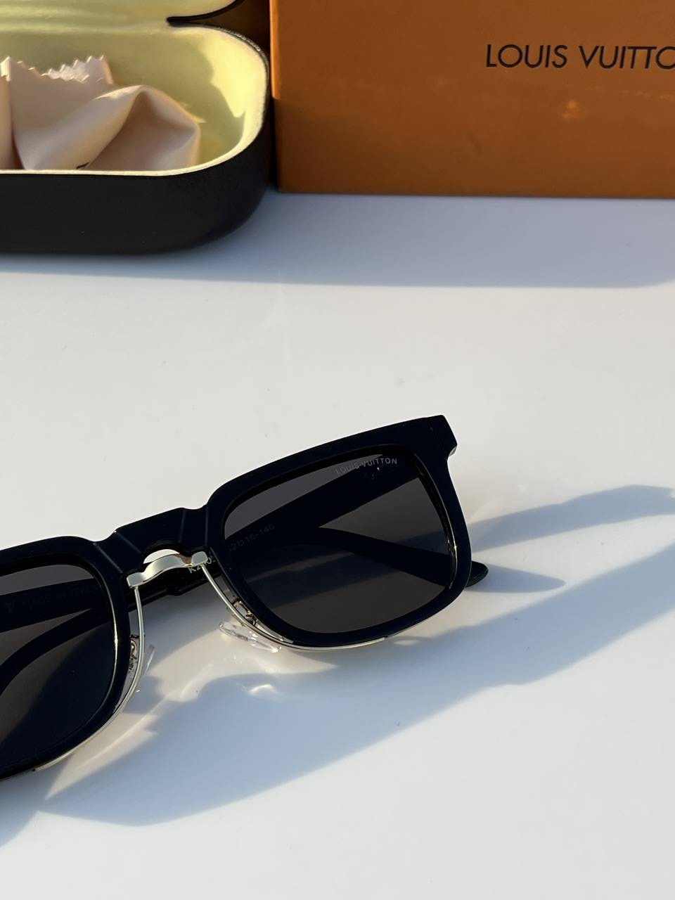 Loius vutton_1008_black_gold_sunglass
