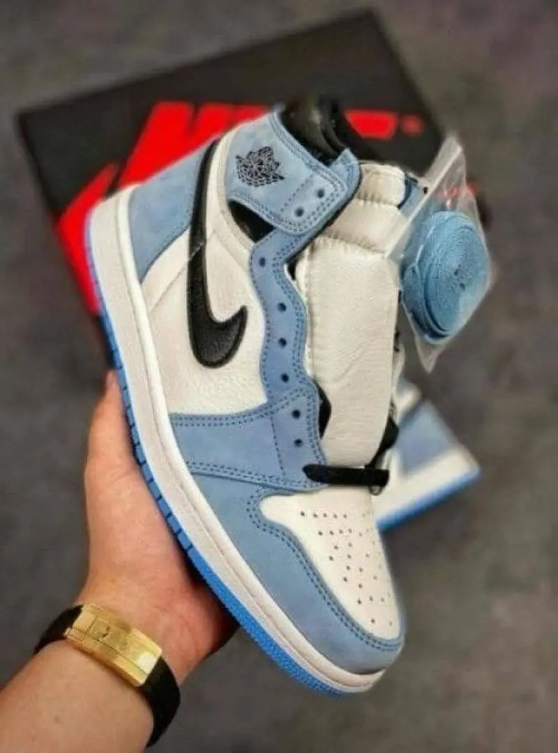 AIR JORDAN RETRO 1 HIGH UNIVERSITY BLUE SEMI UA - Image 3