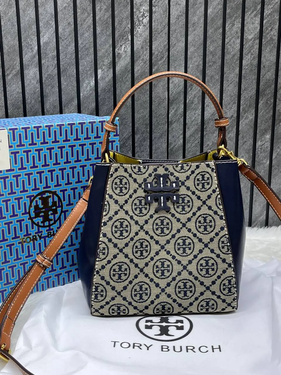 Tory Burrch McGraw Bucket Bag With OriginalBox DustCover - Image 6