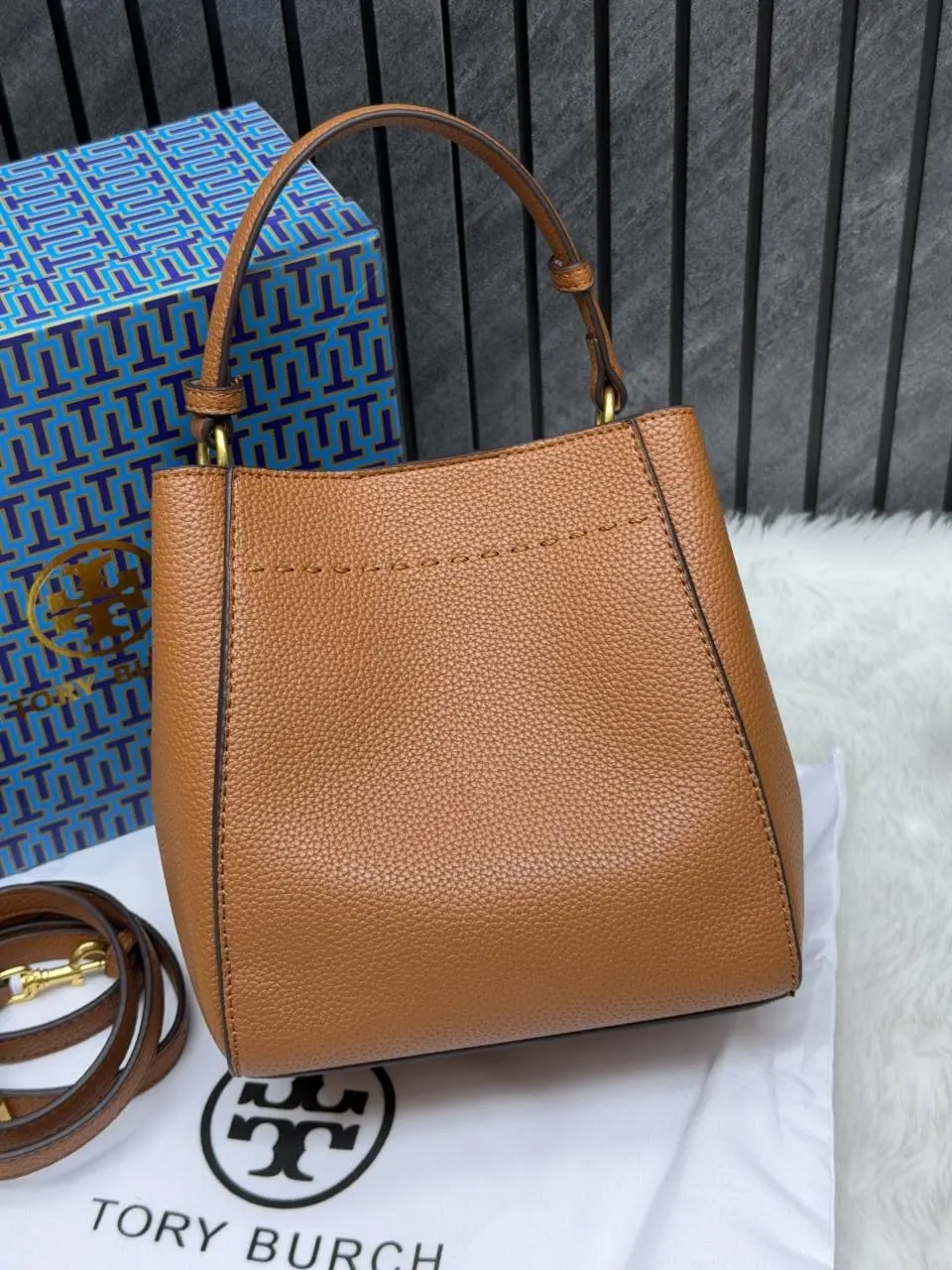 Tori Burch McGraw Bucket Bag With OriginalBox DustCover - Image 4