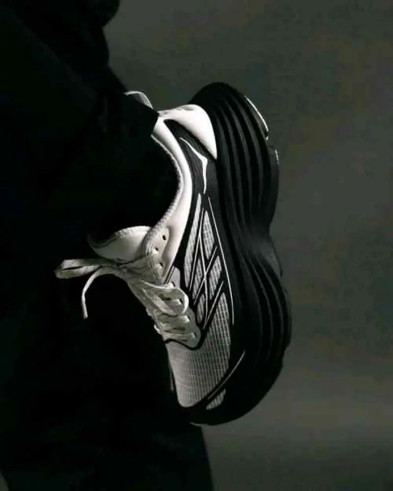 Hoka Bondi 8 Caged Stealth Tech Pack 2610 - Image 2