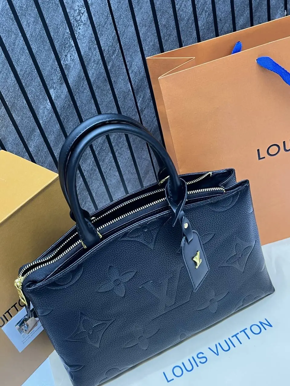 Louis Vuitton CB Petite Palais Handbag With OriginalBox CarryBag - Image 4