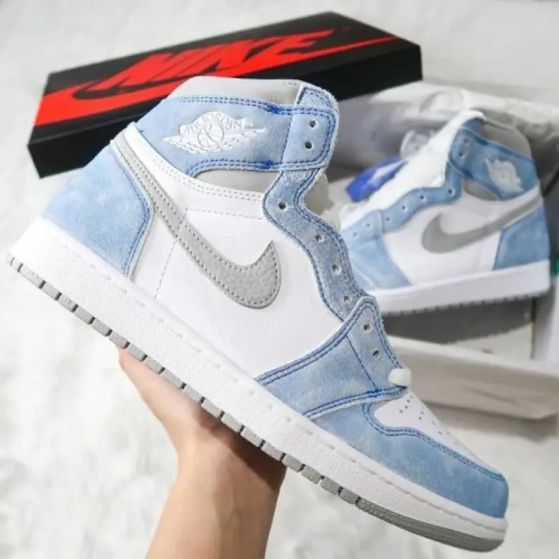 Air Jordan 1 Hyper Royal - Image 3