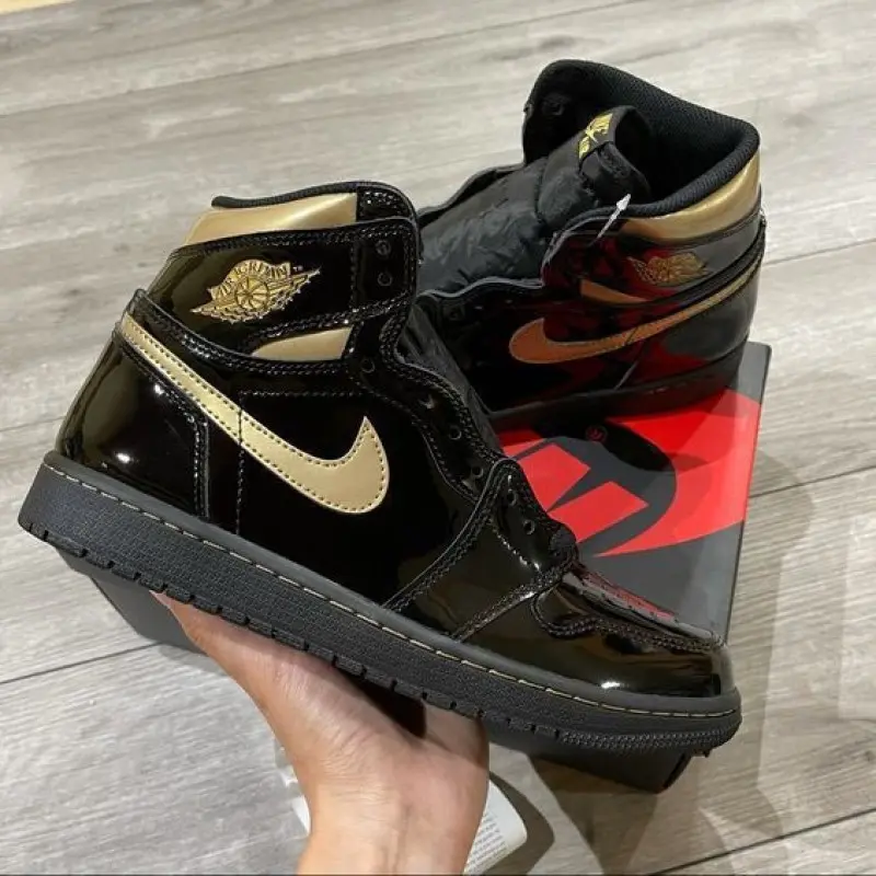 Air Jordan 1 Retro High Black Metallic Gold - Image 2