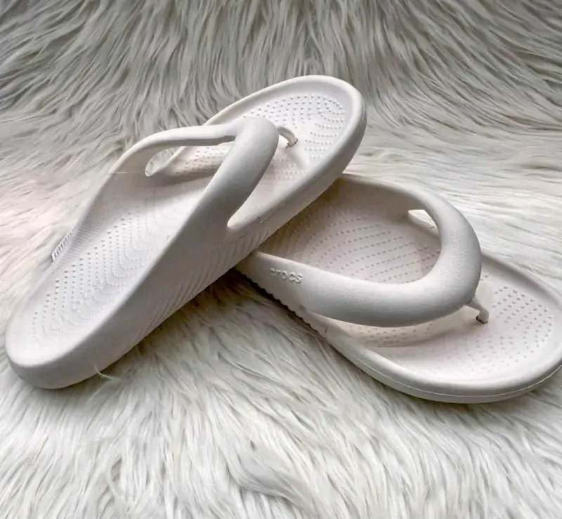 Crocs MELLOW RECOVERY FLIP Flops Whites - Image 4