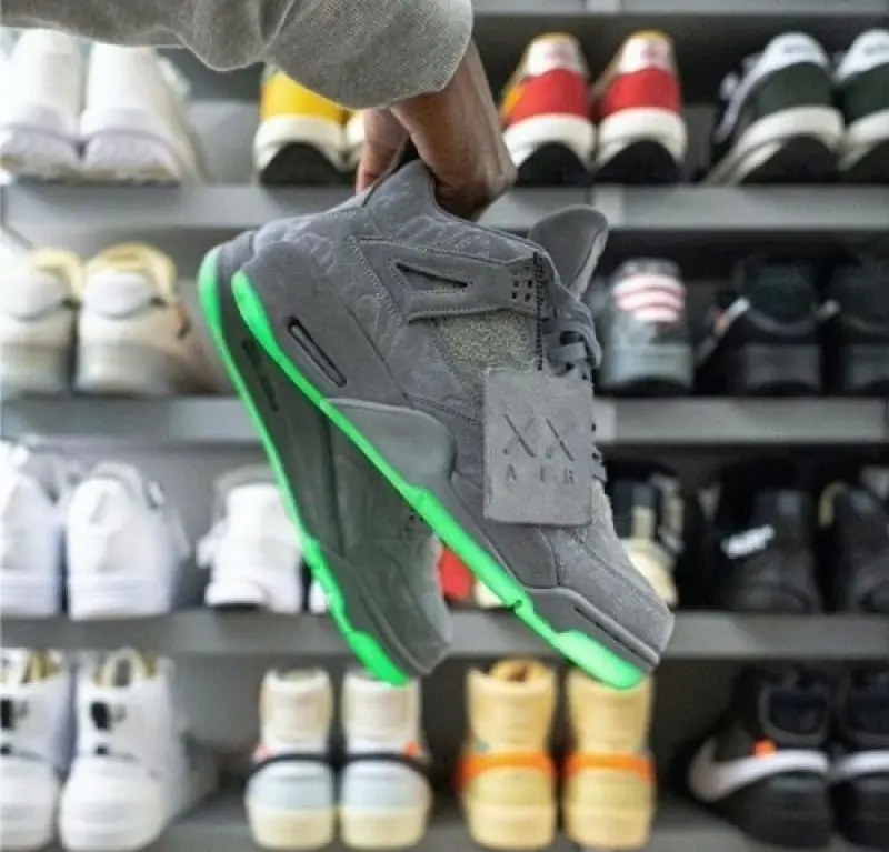 Nike AIR JORDAN RETRO 4 KAWS SEMI UA - Image 3