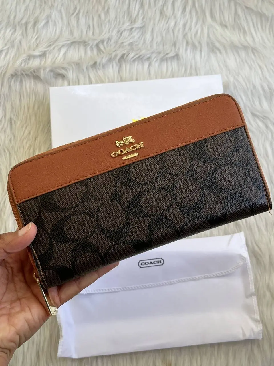 Coach 136 Long Zippy Wallet With OriginalBox DustCover - Image 2