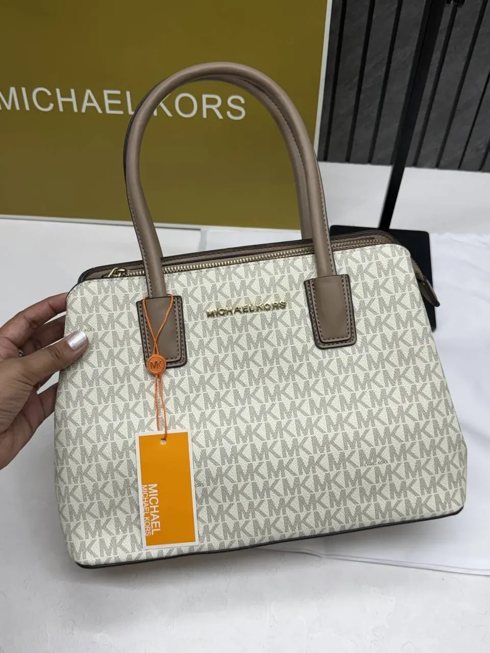 Michael Kors CB Cream-AP Medium Satchel Bag Highend With Original DustCover & CarryBagPacking - Image 4