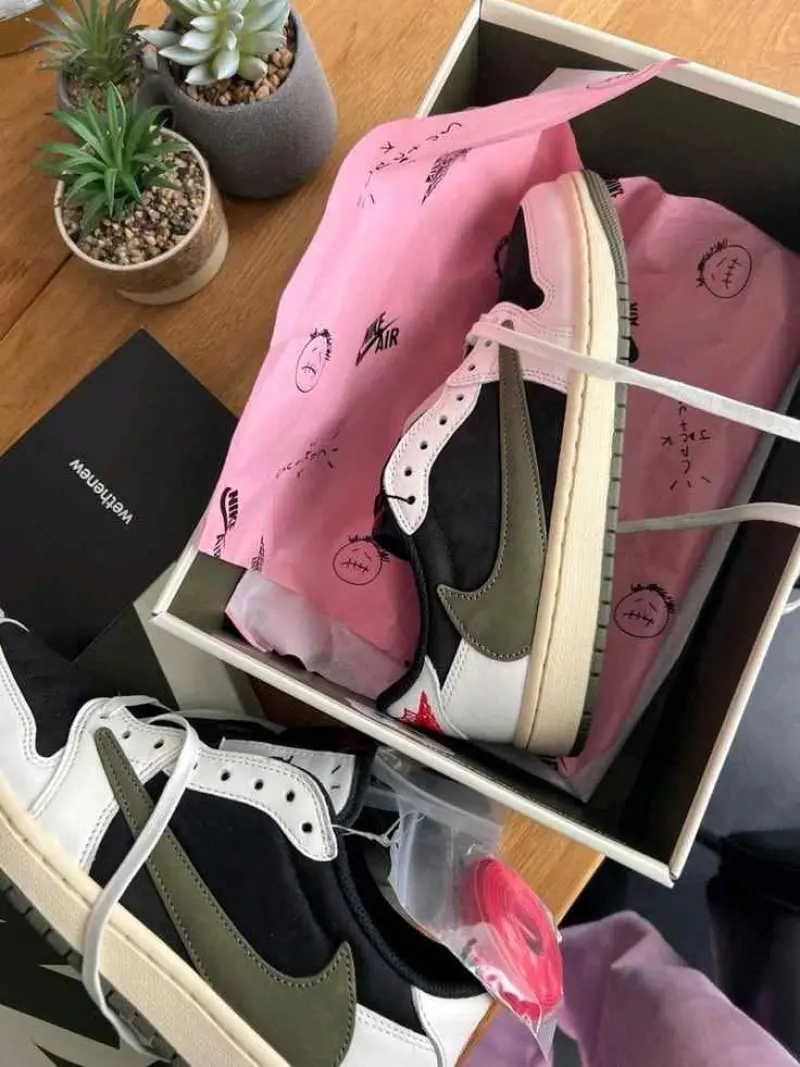 Travis Scott X Air Jordan 1 Low Olive Semi UA Quality - Image 2