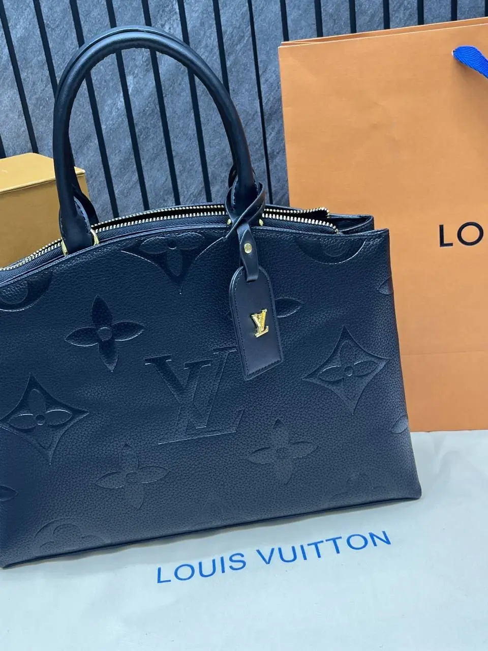 Louis Vuitton CB Petite Palais Handbag With OriginalBox CarryBag - Image 3