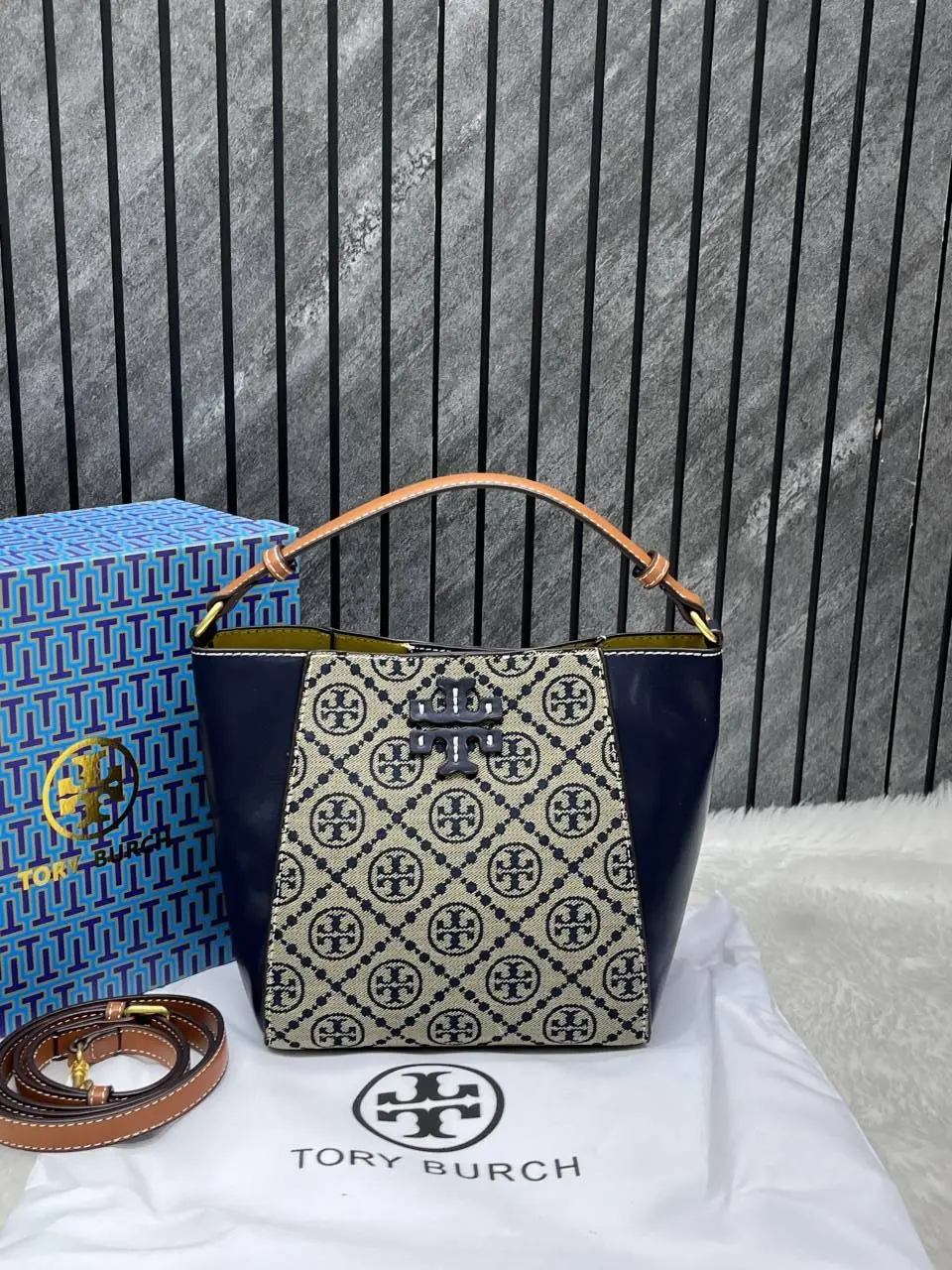 Tory Burrch McGraw Bucket Bag With OriginalBox DustCover - Image 4