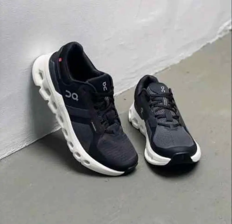 On Cloudrunner 2 Eclipse Black - Image 2