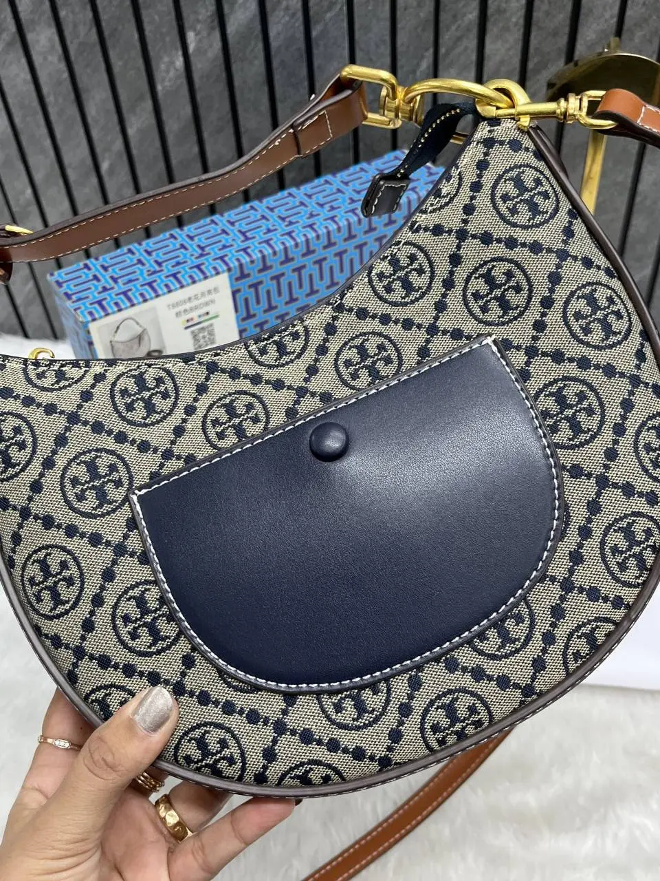 Tori Burch Jacquard Cresent Slingbag With OriginalBox - Image 5