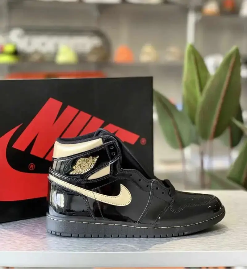 Air Jordan 1 Retro High Black Metallic Gold - Image 3