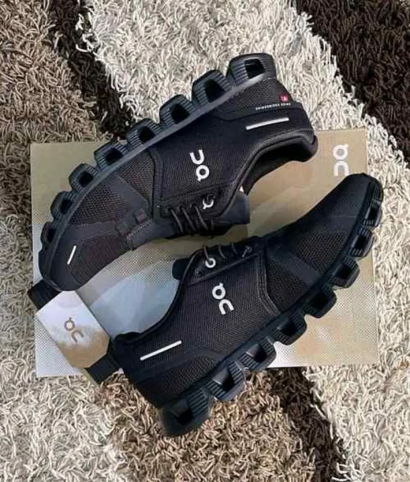 ON CLOUD 5 WATERPROOF RUNNING FULL BLACK - Image 2