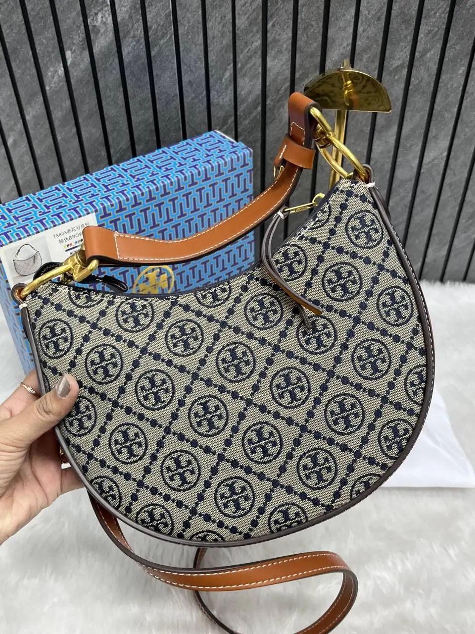 Tori Burch Jacquard Cresent Slingbag With OriginalBox - Image 7