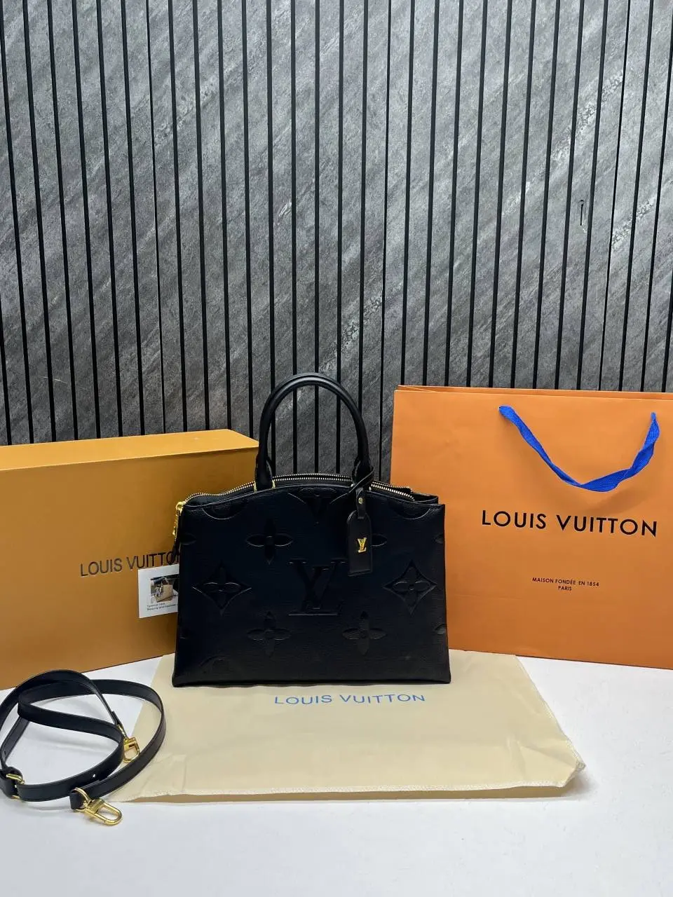 Louis Vuitton CB Petite Palais Handbag With OriginalBox CarryBag - Image 9