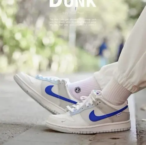 Nike SB Dunk Low Ivory Hyper Royal...