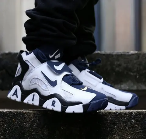 air barrage mid navy blue white