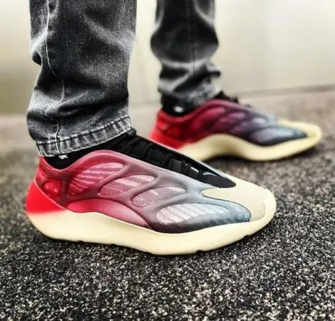 Adidas yeezy 700 v3 fade carbon