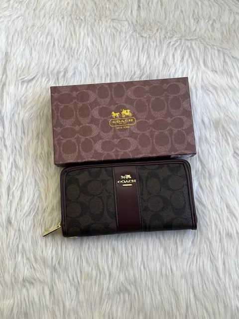 Coach 127 CB Long Zippy Wallet With OriginalBox