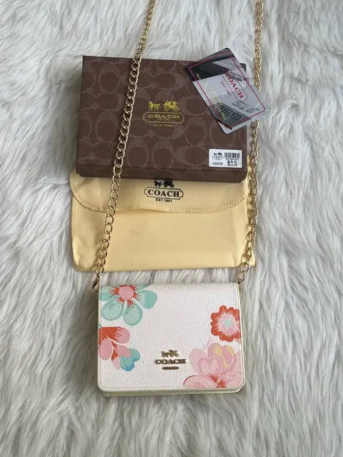 Coach 122 White ChainOnWallet With OriginalBox DustCover BrandCard