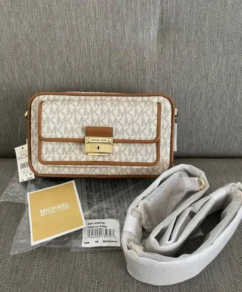 Michael Kors CB Bradshaw Camera With DustCover CarryBag