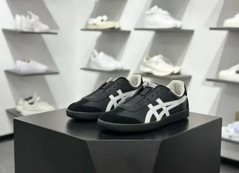 Onitsuka tigar tokuten slip on black