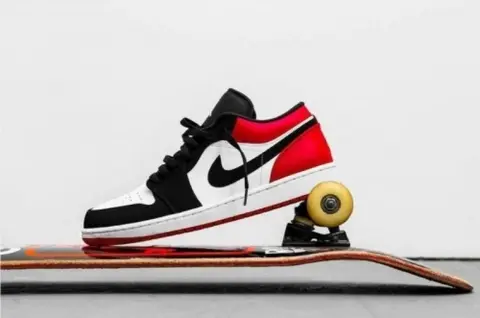 air jordan 1 low black toe