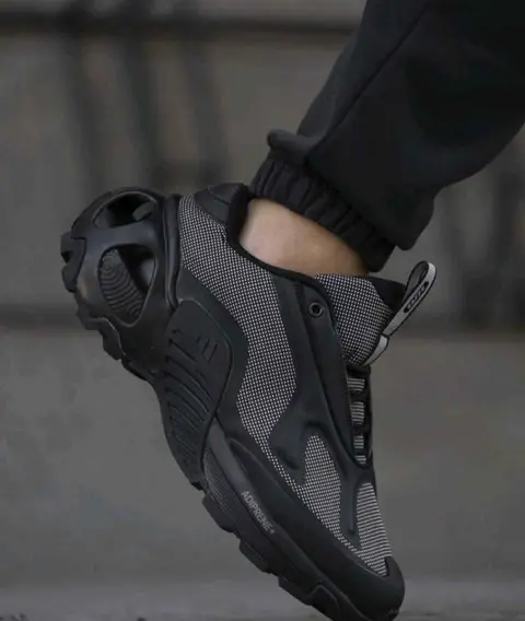 Adidas Wonder Runner All Black