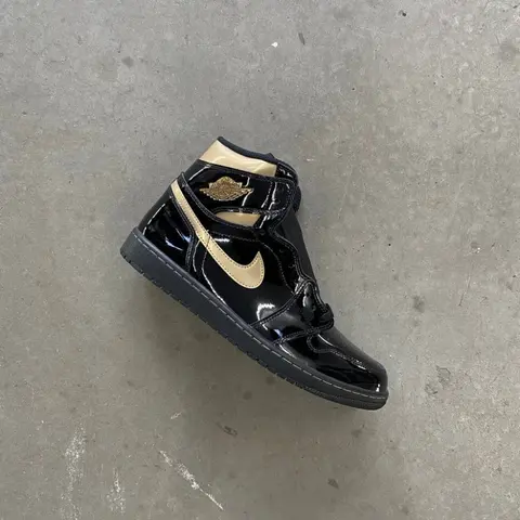 Air Jordan 1 Retro High Black Metallic Gold
