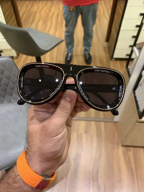 Louis Vuitton 98206 black gold