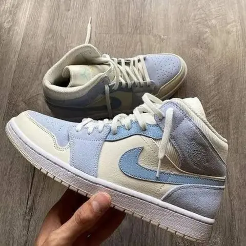 Air Jordan Retro 1 Mid Celestine Blue