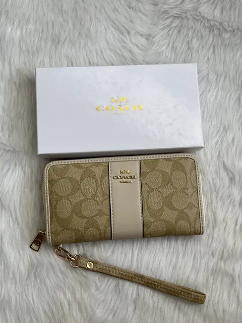 Coach 82 Beige Zippy Wallet With Original Box