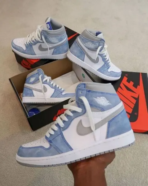 Air Jordan 1 Hyper Royal