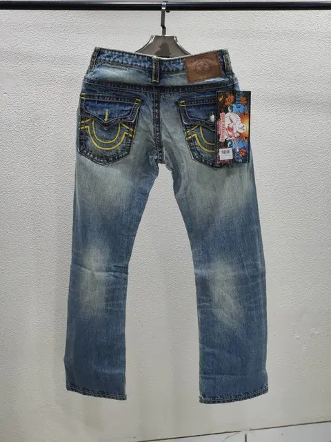 TRUE RELIGION IMPORTED STORE ARTICLE JEANS